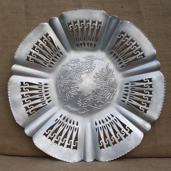 Vintage Farber & Shlevin Poinsettia Aluminum Serving Tray - Picture 3 of 16